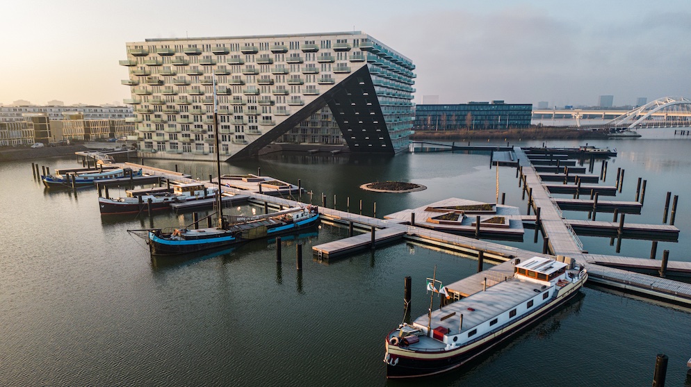 Sluishuis-ligplaatsen-sloepplekken-Amsterdam